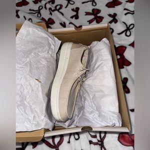 Wendy rise stretch dove hey dude